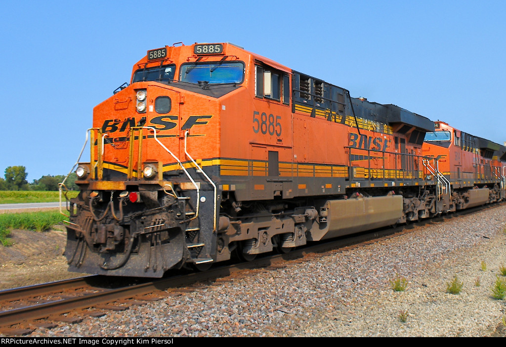 BNSF 5885